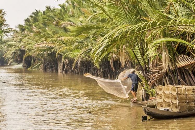mekong-delta-fishing-local-my-tho-ben-tre-vietnam-travel-group-1024x497
